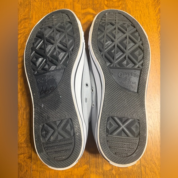 Converse Women’s Shoes in Gray With Silver Glitter Accents & shoelaces - Picture 5 of 6